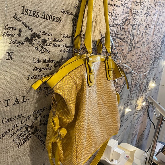 Cutest yellow hand bag - Picture 3 of 3